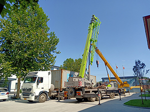 印度尼西亞的石膏粉生產(chǎn)線已全部裝箱運(yùn)抵港口，印尼的朋友坐等收貨吧。我們的安裝人員已準(zhǔn)備就緒，整裝待發(fā)。