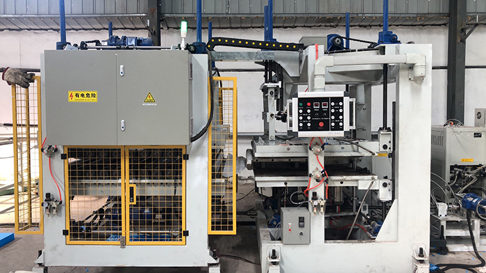 710多輥牽引和夾板機(jī).jpg 710多輥牽引和夾板機(jī).jpg